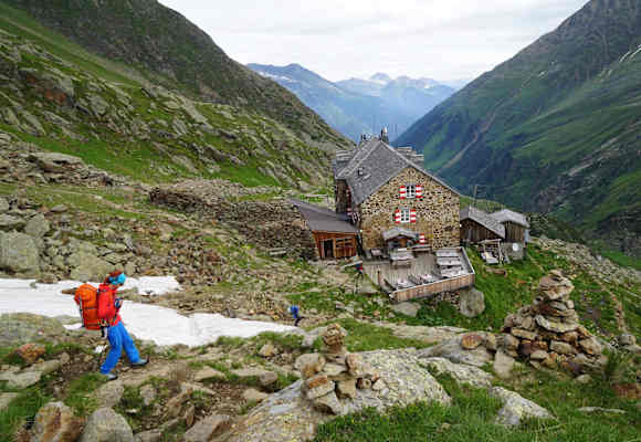 Die richtige Schnüren erhöht den Gehkomfort beim Bergsteigen, hier oberhalb der Nürnberger Hütte.