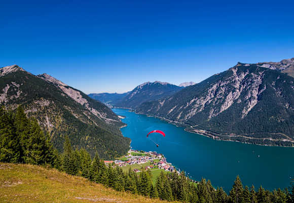 Der Achensee schimmert in Türkis-Blau