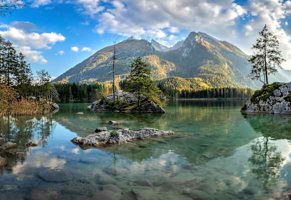 Naturlehrpfad im Zauberwald entlang des Hintersees in den Berchtesgadener Alpen 