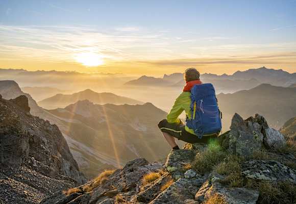 Wanderer in den Bergen bei Sonnenuntergang