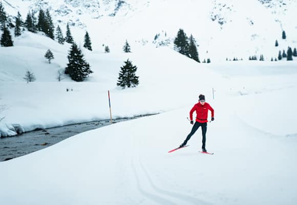 Das Langlaufen ist eine sehr natürliche Bewegung, die zu einem eleganten Gleiten über den Schnee führt.
