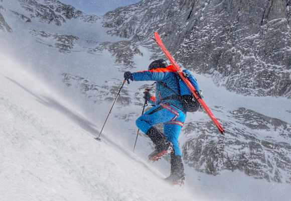 Skibergsteiger beim Aufstieg in einer Steilrinne