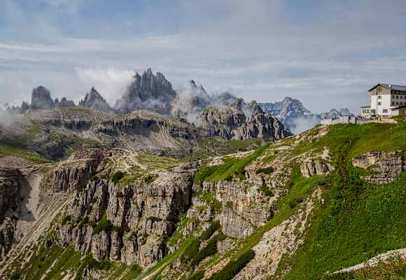 Die Auronzohütte in den Dolomiten mit Blick auf die Drei Zinnen