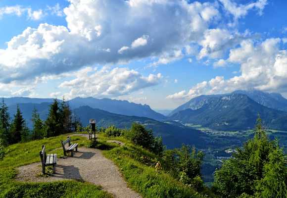 Aussicht vom 1.304 m hohen Grünstein über das Berchtesgadener Land in Bayern
