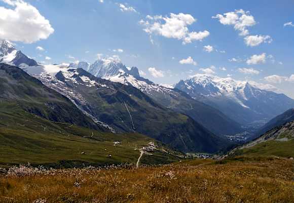 Traumhafte Aussicht vom Col du Palme auf den Mont Blanc und ins Tal von Chamonix