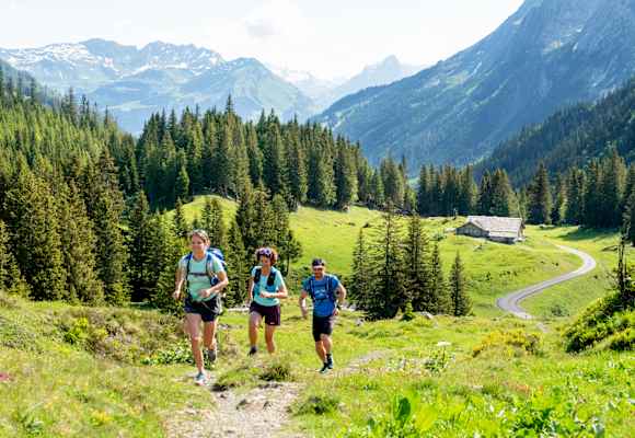Trailrunner am Weg zum Gipfel.