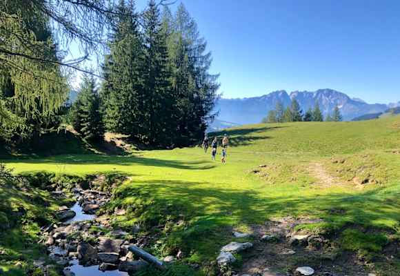 Wandern tut gut – für Körper und Geist. Aufgenommen bei den Bergalmen in der Osterhorngruppe in Salzburg.