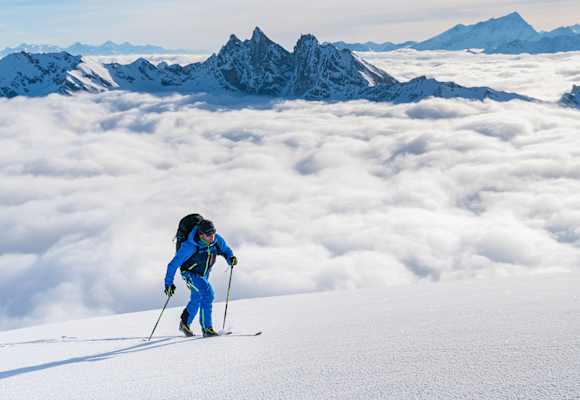 Eine atmungsaktive Hardshelljacke ist das A und O bei jeder Skitour.