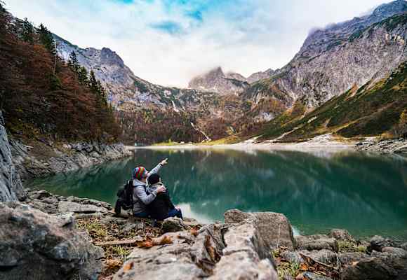 Beim Campen am See kann man besonders gut entspannen.