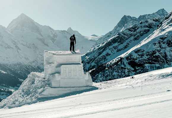 Die Schneeskulpturen von Marcio sind zum Teil meterhoch – wenn sie fertig sind, werden sie zum Treffpunkt und zum beliebten Fotosujet.