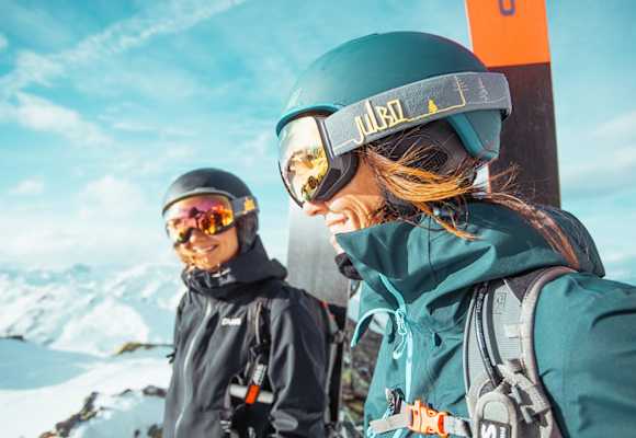 Die Julbo-Athletinnen Manuela Mandl und Eva Walkner entwerfen mit Julbo die Skibrille SHADOW ONE LINE, das neueste Modell aus der „Family Series“.