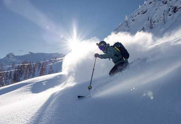 Mit der innovativen Skibekleidung von Schöffel bist du auf und abseits der Piste bestens gerüstet.