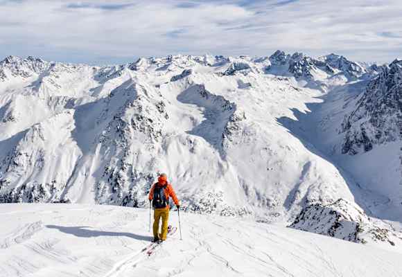 In Graubünden finden Anfänger erlebnisreiche Touren mit leichten Aufstieg und traumhaften Abfahrten.