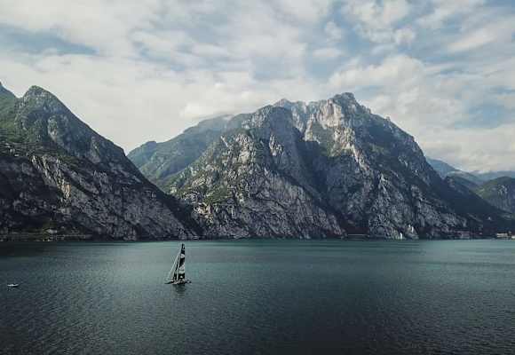 Extrem-Katamaran am Westufer des Garadasee