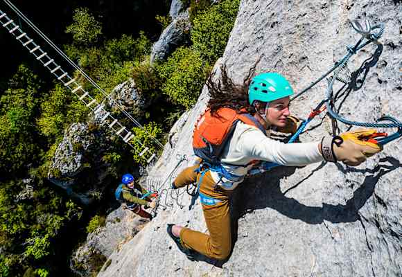 Wer sich dem Klettersteig-Abenteuer hingibt, sollte sich mit der Grundtechnik vertraut machen.