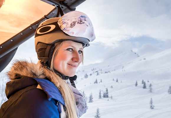 Der alpine [vju:] Skibrillenschutz wird einfach über das Brillenglas gezogen, den Helm muss man dabei nicht abnehmen.