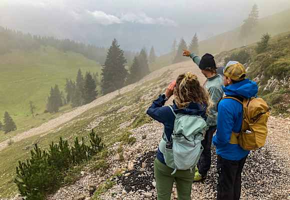 Wanderer am Dobratsch bei Nebel