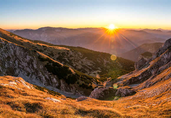 Der Sonnenuntergang am Schneeberg, nur wenige Minuten von der Fischerhütte entfernt, stellt er das Highlight dieser Wanderung dar..