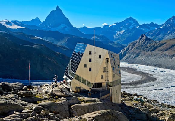 Vor allem Hütten-Beiträge haben euch im Oktober begeistert: Die Monte Rosa Hütte in Zermatt mit dem Matterhorn im Hintergrund