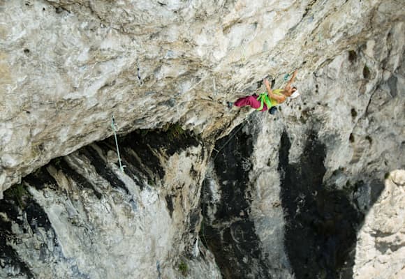 Angy Eiter während ihrer Erstebgeung von „Madame Ching“ (9b) im Tiroler Oberland