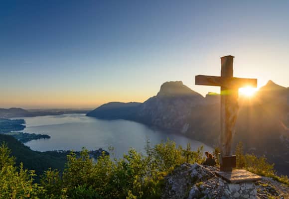 Romantischer Ausblick vom Gipfel des Kleinen Sonnstein (923 m) auf den tiefblauen Traunsee, Oberösterreich