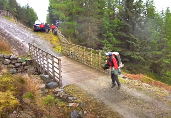 Notarzt Jamie Walsh testet den Jet-Suit im Lake-District-Nationalpark