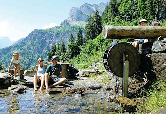 In Braunwald wandert man auf den Spuren von Zwerg Bartli.