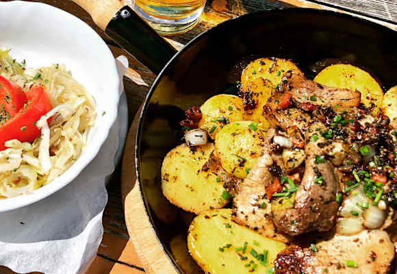 Tiroler Gröstl mit Krautsalat von der Coburger Hütte