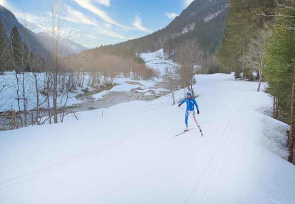 Langlauf-Skating kombiniert Naturgenuss mit intensivem Ganzkörpertraining 