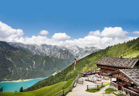 Die Dalfaz Alm liegt auf 1.693 Höhenmetern im Tiroler Rofangebirge