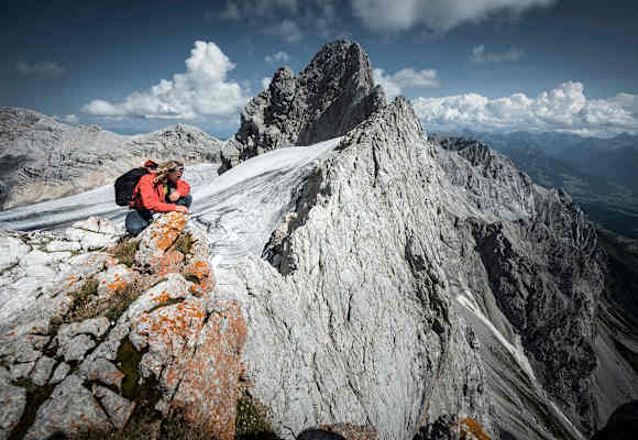 Michael Kemeter (Extremsportler in den Disziplinen Klettern, Slacklining und Basejumping) am Weg zur Dachstein Südwand
