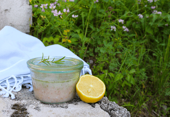 Die Zutaten für das DIY-Peeling findet man fast alle in der Küche
