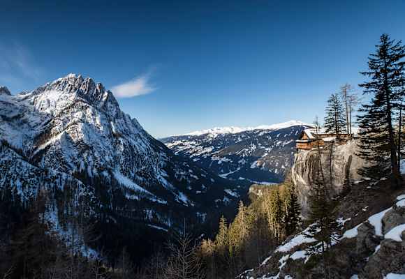 Auch im Winter ein Traum-Ziel: Die Dolomitenhütte (1.616 m) in Osttirol