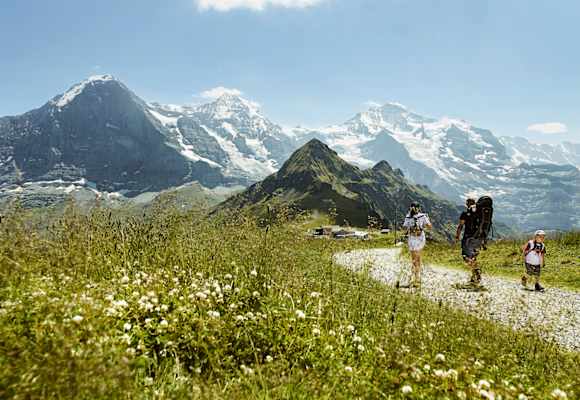 Wandern am Fuße des Eiger, hoch über Grindelwald