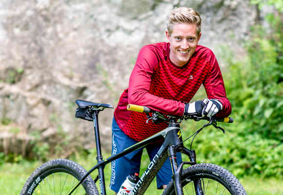 Elias Hagspiel war auf seinem Bike nicht nur im Weltcup, sondern auch bei der EM und WM am Start und konnte viele Titel, vor allem im Cross Country Bereich, einfahren. Heute ist er ausgebildeter Mountainbike Guide. 