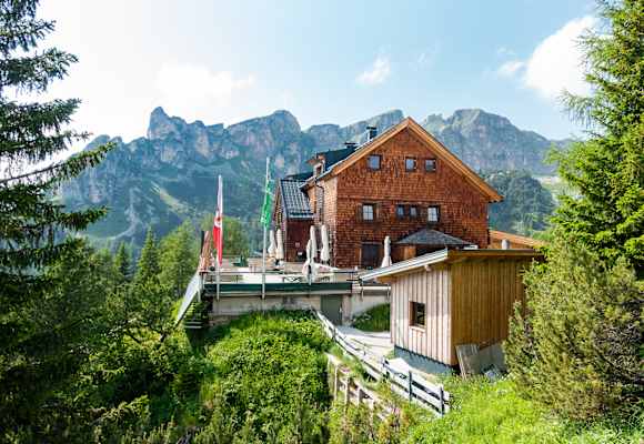 Die Erfurter Hütte (1.834 m) im Rofangebirge in Tirol