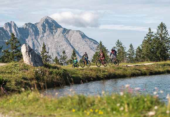 Bike-Ausflug mit der ganzen Familie am Kaltwassersee in Seefeld in Tirol