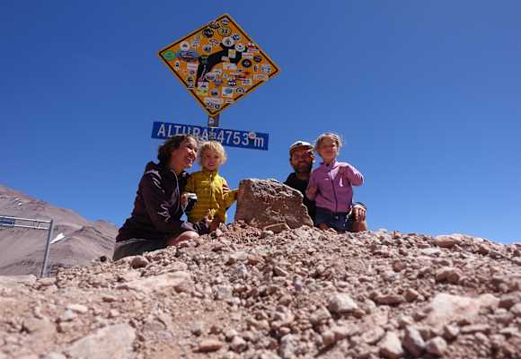 Angang des Jahres war Familie Schön noch in Südamerika unterwegs. Hier am 4.780 m hohen Agua Negra-Pass zwischen Chile und Argentinien