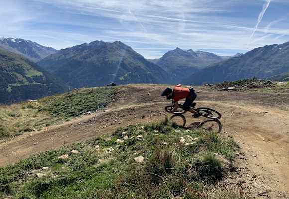 Mountainbiker auf einem Flowtrail