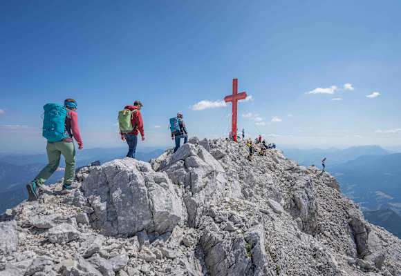 Am Gipfel des Großen Priel steht ein rotes Gipfelkreuz.
