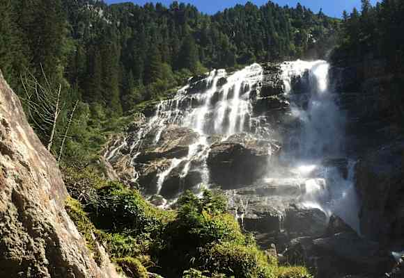 Der mächtige Grawa-Wasserfall im Stubai