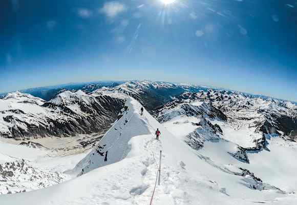 Bergsteiger am Gipfelgrat des Großglockners