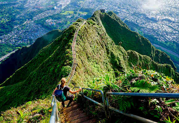 Nervenkitzel: Die Haiku Stairs auf Hawaii gehören zu den abenteuerlichsten Wanderwegen der Welt