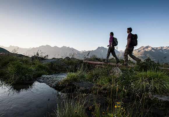 Im Unterengadin erwarten dich eine unberührte Naturlandschaft und atemberaubende Ausblicke.