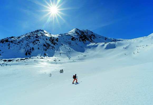 Skitourengeher am Weg auf die Hochweber Spitze
