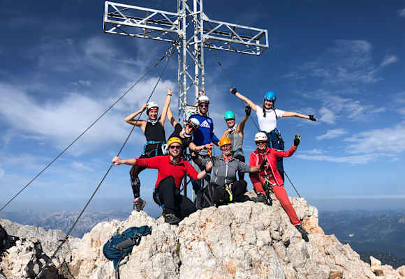 Glückliche Gesichter, erste Gipfelerfolge am Drahtseil und blitzblauer Himmel über dem Dachstein: So war das Bergwelten-Event „Mein erster Klettersteig“