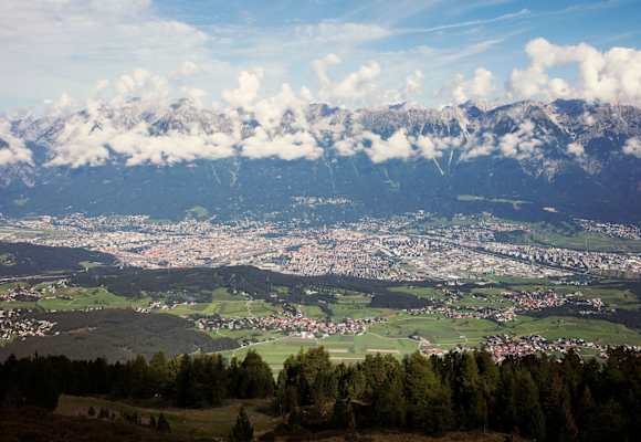 Blick vom Patscherkofel auf Innsbruck und die Nordkette
