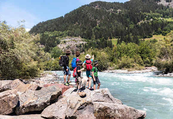 Unterwegs am Iseltrail kommt man dem Wasser an vielen Stellen ganz nah.