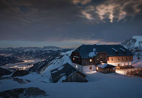Die Krefelder Hütte über dem Lichtermeer von Zell am See