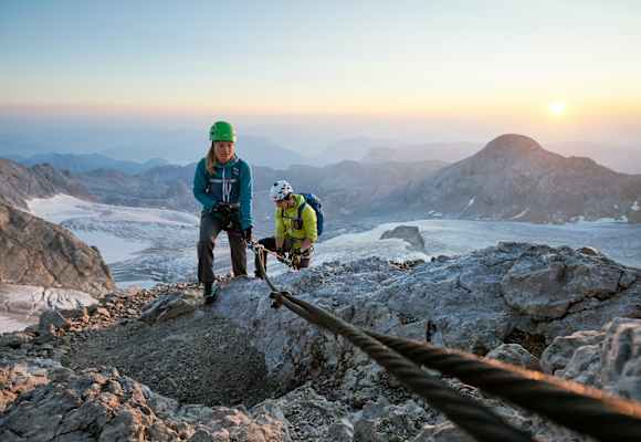 Klettersteig Dachstein mit Blick auf den Dachsteingletscher